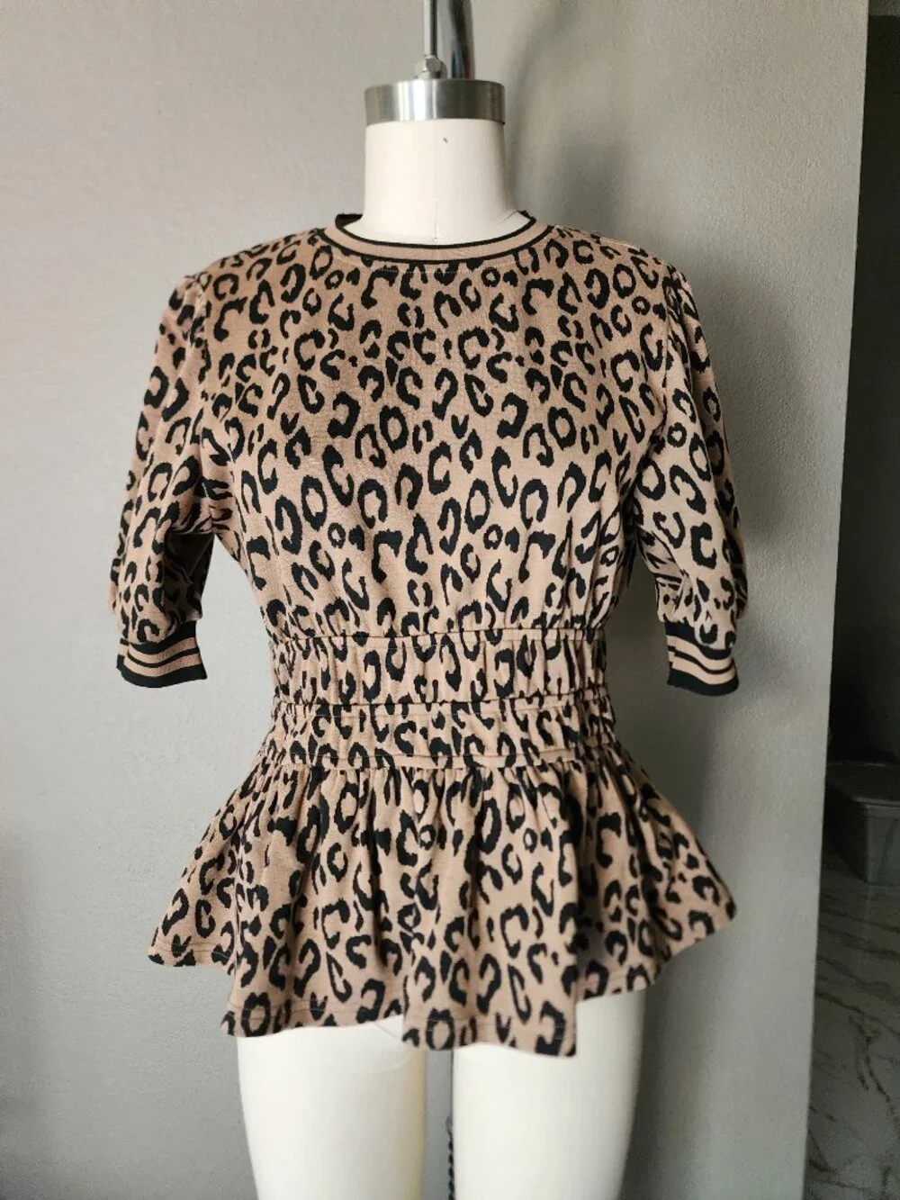 She+Sky Leopard Print Peplum Top NWT Size S - Picture 3 of 4